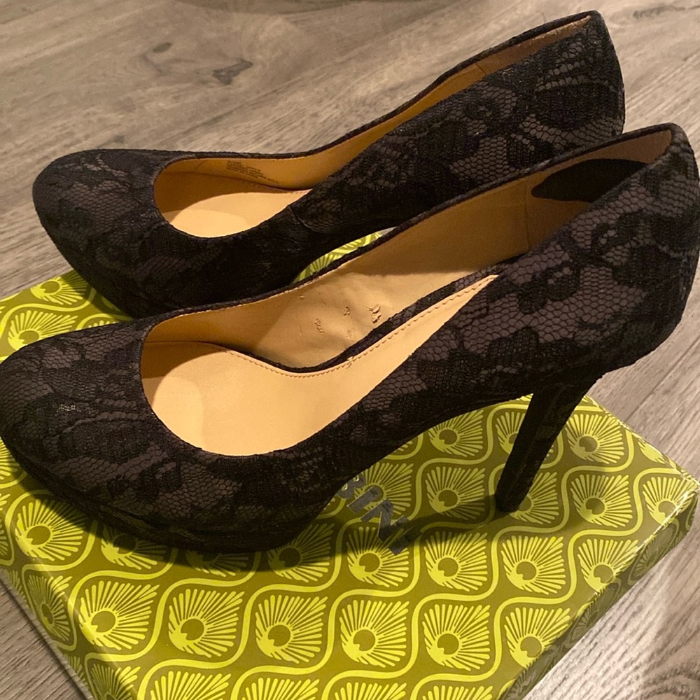 Like new! Black lace details pumps!